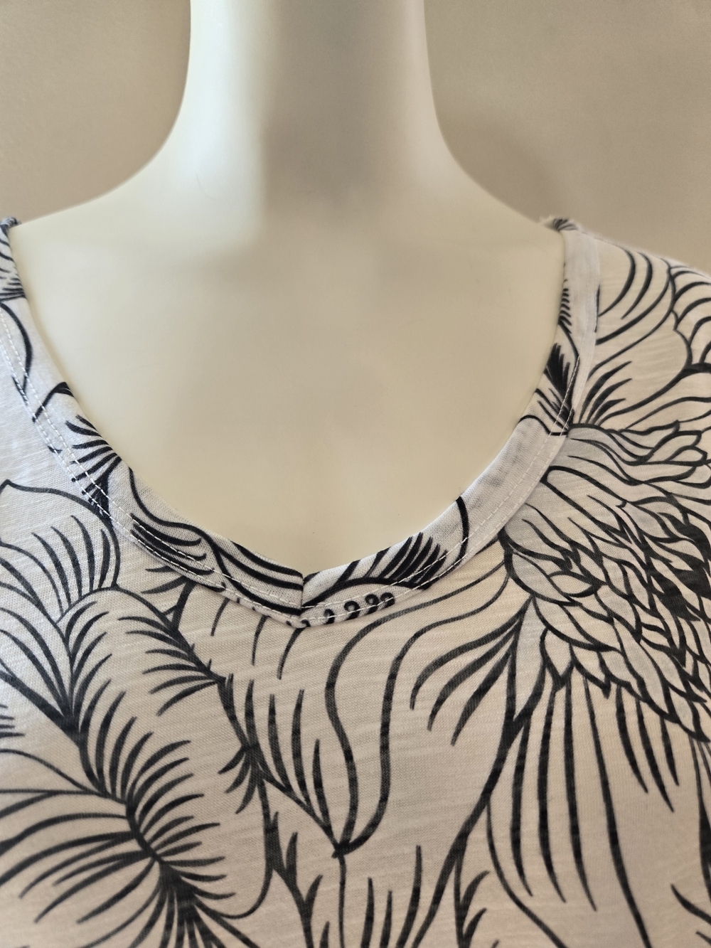 Women's Scoop Neck Floral Tunic Tee - White/Black - Picture 3 of 8